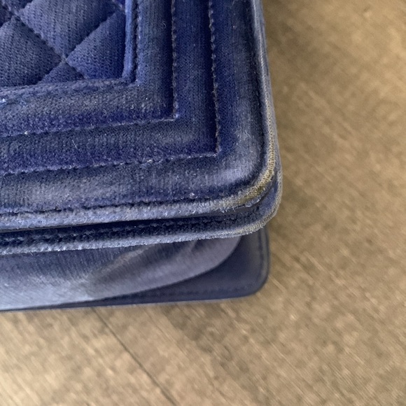 Blue Velvet Chanel medium boy flap - Picture 9 of 12